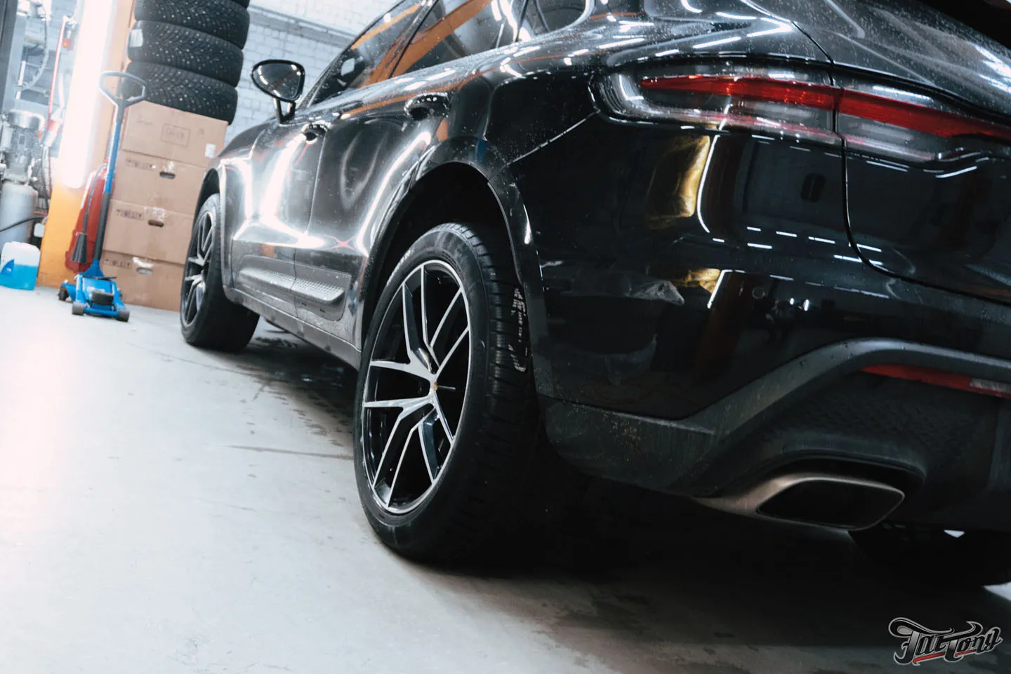 Фирменный Шиномонтаж на вибростенде на стендах Hunter для Porsche Macan